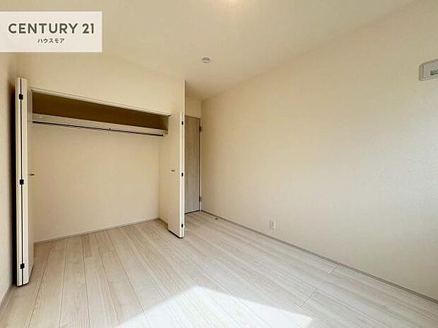 収納スペースがついています！居室をスッキリ整頓する事ができますね。家具を選ばないシンプルなデザインの為、家具を選ばずお気に入りの空間作りができそうですね。