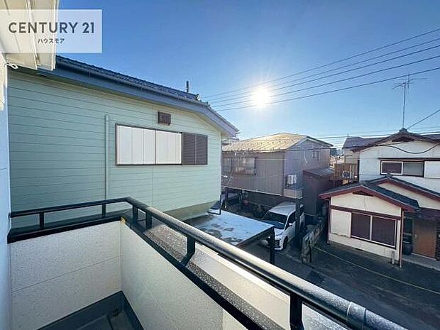 広々としたバルコニーで一日の始まりをスタート！お洗濯ものをたっぷり気持ちよく干せます！