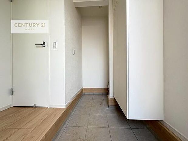 玄関土間収納付き！収納スペースなのでベビーカーやアウトドアの道具がスッキリしまえます！取り出しもラクラク！整理整頓がしやすい！