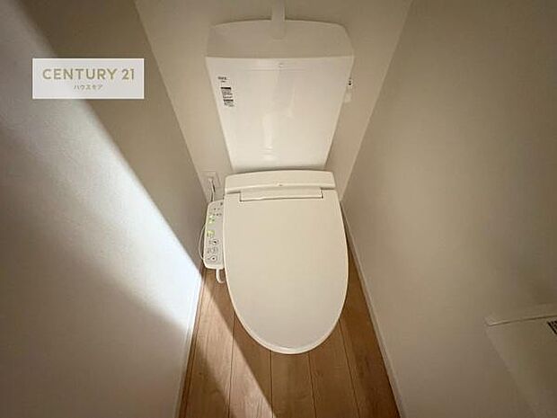 1・2階にトイレがございます！朝の忙しい時間帯も待たずにすみそうですね。白を基調とした清潔感のあるトイレでお手入れがしやすいです！