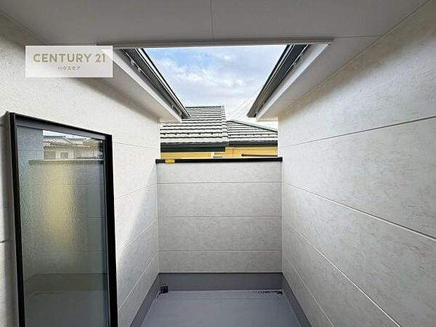 広々としたバルコニーで一日の始まりをスタート！お洗濯ものをたっぷり気持ちよく干せます！