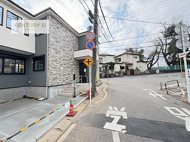 前面道路は6ｍ×6ｍ！陽当り良好な立地です。車庫入れが苦手な方も安心ですね。