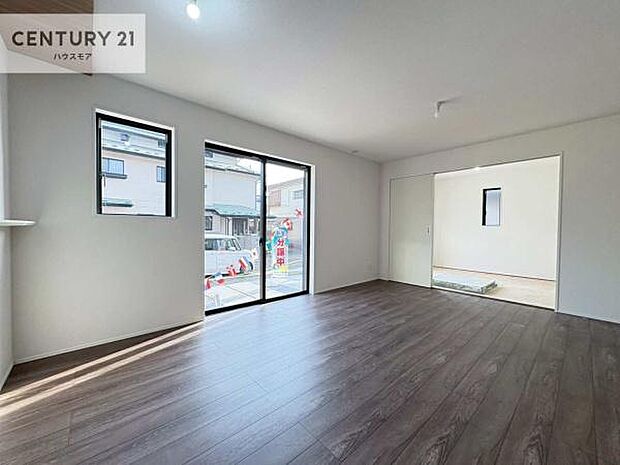 大きな窓からたっぷりの陽ざしが入る明るいリビング。開放感のあるリビングで家族団らんのくつろぎの時間を過ごせます！