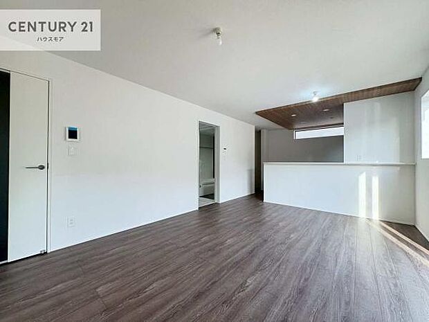 開放感のある広々LDK！ソファーやダイニングテーブルを置いても窮屈にならないので快適に過ごせます！コミュニケーションが取りやすいリビングです！