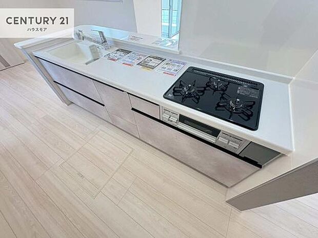 大人気の対面式システムキッチンを採用しています！ご家族のコミュニケーションが自然と増える設計です。お子様にも目が届くので嬉しいですね！広々使えて快適に作業が進みます。