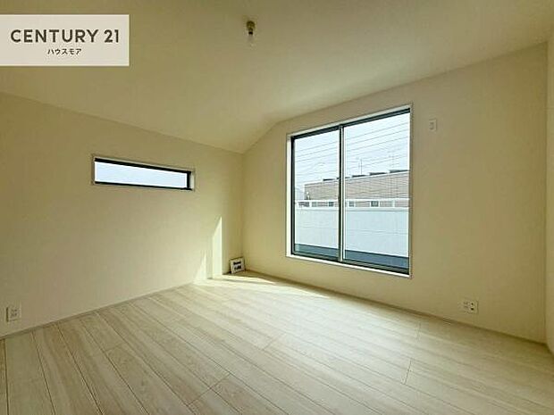 バルコニーに面している洋室です。明るく温もりがあり、換気もしっかりできます！朝起きて、外に出て背伸びをしつつ深呼吸をし良い朝を迎え入れることができます。