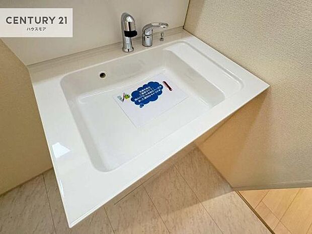深い洗面台ボウルは、水が跳ねにくいのでお手入れが楽々！清潔感が保てます！キレイな洗面所で自分磨きのモチベーションが上がりますね！