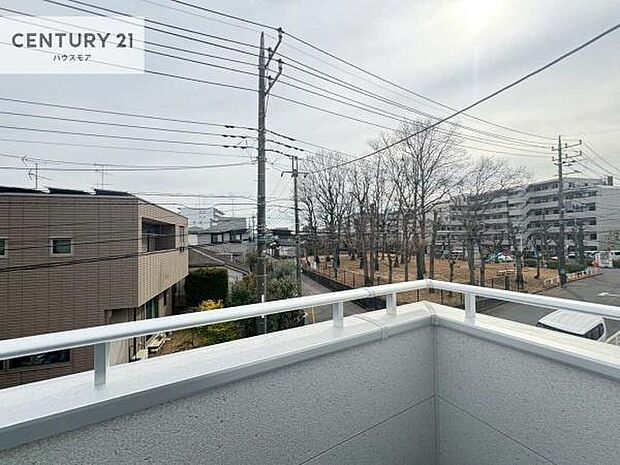 落ち着きある住宅街です！周囲には高い建物がなく、空が広く開放感があり、陽当たりを大きく遮られることもありません！気持ちの良い風が通り抜ける街並みです！