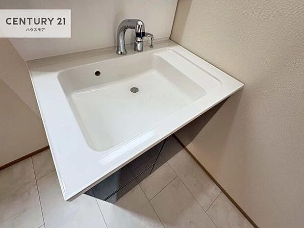 深い洗面台ボウルは、水が跳ねにくいのでお手入れが楽々！清潔感が保てます！キレイな洗面所で自分磨きのモチベーションが上がりますね！