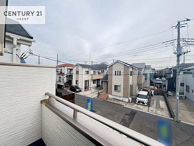 陽当たりの良いバルコニーで、お洗濯物もよく乾きそうですね！お天気の良い日にはバルコニーへ出てリフレッシュするのも気持ちよさそうです。