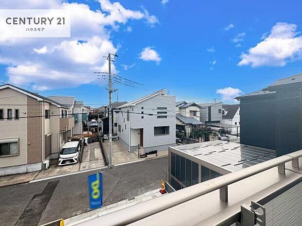 晴れた日には青い空を見渡せる開放的な時間を楽しめます。気持ちの良い風が通り抜ける街並みです！