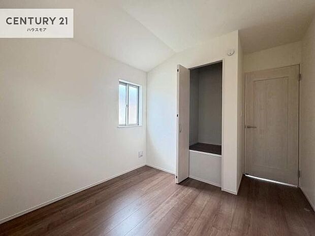 掃き出し窓がないお部屋は、お子様のお部屋としても安心です！収納スペースも充実しているので散らかったお部屋をサッと片付けられます！