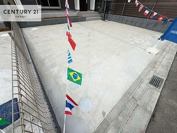 駐車スペースは2台分あります！セカンドカーはもちろん、バイクや自転車なども置き場所に困りません。