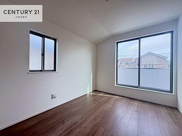 2面採光を確保した明るい室内は、風通しも良く、明るく大変居心地の良い空間となっております。リラックスして過ごせる心地の良いお部屋です！