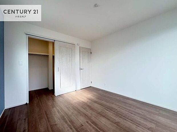 収納スペースがついています！居室をスッキリ整頓する事ができますね。家具を選ばないシンプルなデザインの為、家具を選ばずお気に入りの空間作りができそうですね。