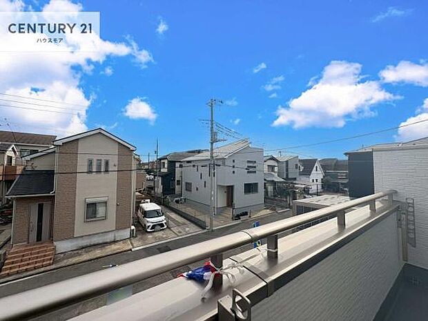晴れた日には青い空を見渡せる開放的な時間を楽しめます。気持ちの良い風が通り抜ける街並みです！