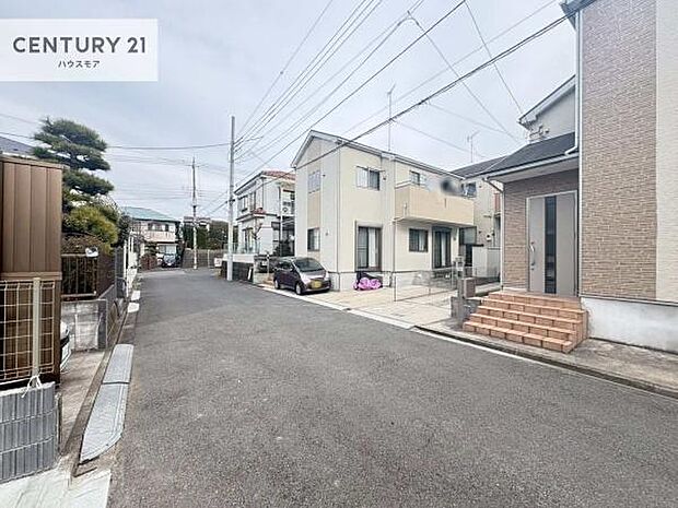 前面道路6ｍ！陽当り良好な立地です。車庫入れが苦手な方も安心ですね。