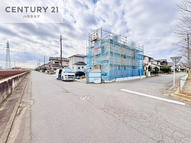 前面道路は6m×6m!陽当り良好な立地です。車庫入れが苦手な方も安心ですね。【現地販売会開催中】