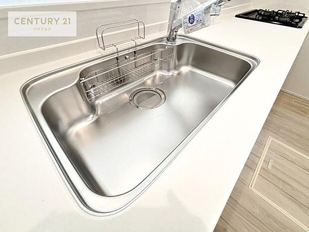 ワイドなシンクですね！水が跳ねにくく洗物がしやすい家事が楽々仕様のシステムキッチンです！デザイン性と機能性を兼ねたキッチンで清潔感がありますね！【同仕様写真】/【現地販売会開催中】