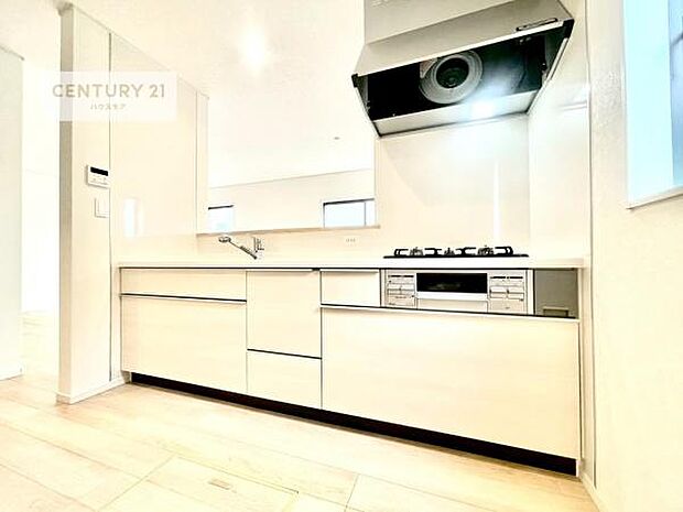 ゆとりある調理スペースで作業がしやすい快適なキッチンです！お子様と一緒にお菓子造りも楽しめる広々スペースです。楽しい調理時間になりそうですね！