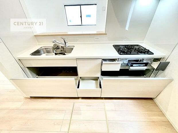 収納スペースが豊富で、調理スペースがスッキリと片付きひろ〜く活用できます！快適に作業ができます！毎日の料理が捗ります！