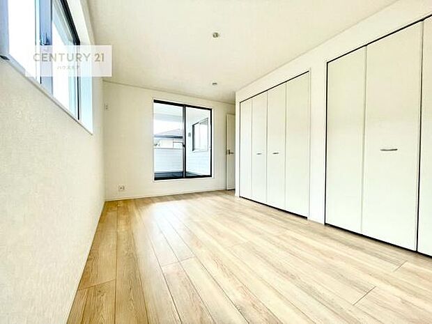 バルコニーに面している洋室です。明るく温もりがあり、換気もしっかりできます！朝起きて、外に出て背伸びをしつつ深呼吸をし良い朝を迎え入れることが出来そうですね！