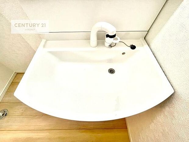 深い洗面台ボウルは、水が跳ねにくいのでお手入れが楽々！清潔感が保てます！キレイな洗面所で自分磨きのモチベーションが上がりますね！