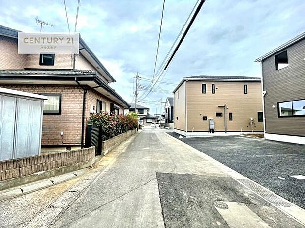 前面道路4.42ｍ！陽当り良好な立地です。車庫入れが苦手な方も安心ですね。