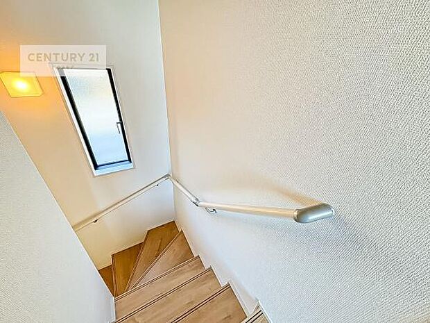 階段は明るく手摺りもついています。お子様やご年配の方も安心してご利用頂けますね！（同仕様）