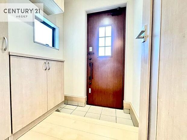 シューズボックス付きなので、玄関が片付きお掃除がしやすいです！スッキリした玄関で戸を開けた瞬間、清潔感のある心地いい空間が出迎えてくれます。