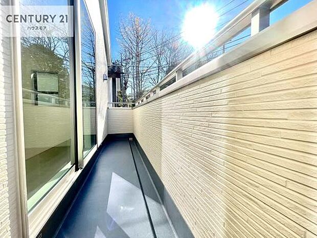 広々としたバルコニーで一日の始まりをスタート！お洗濯ものをたっぷり気持ちよく干せます！