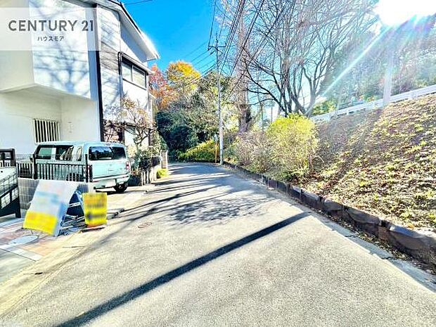 前面道路5ｍ！陽当り良好な立地です。車庫入れが苦手な方も安心ですね。