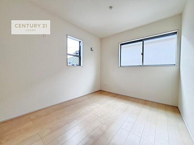 明るく風通しの良い居室です。「シンプル」にデザインされた室内。自由度が高いので家具やレイアウトでお好みの空間を創り上げられます。是非一度、現地にてご確認ください。（同仕様）