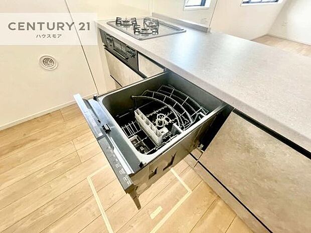 食洗機付き！忙しい時や冬場は手荒れ防止として大活躍します！ビルトイン仕様なので、場所も取らず調理スペースも広く使えて手際よく作業が出来ます！