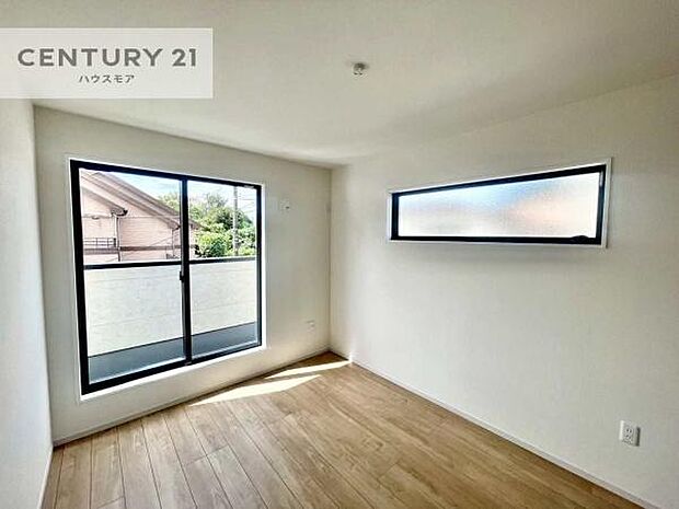 バルコニーに面した洋室。優しい光が差し込む洋室は、朝の目覚めも気持ちが良さそうですね。おうち時間もゆったりと過ごすことができます。