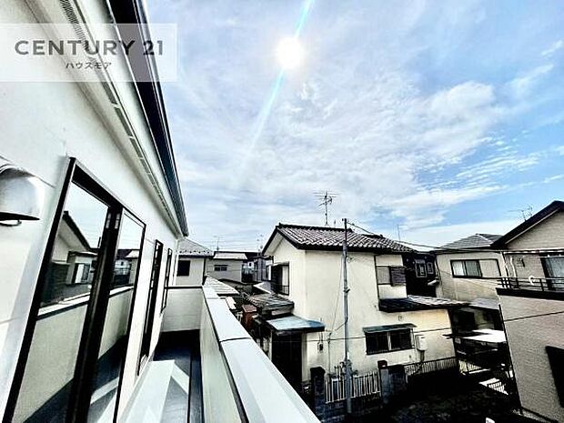 広々としているバルコニーです！お洗濯物を干すのはもちろん風に当たりながらくつろぎタイムが送れます！