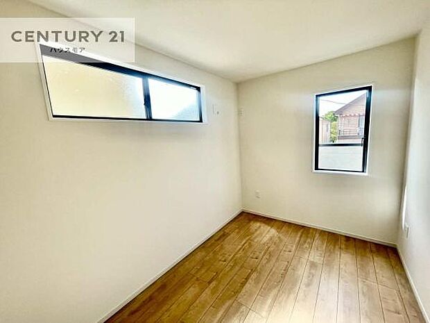 明るい室内は、風通しも良く、明るく大変居心地の良い空間となっております。リラックスして過ごせる心地の良いお部屋です！朝の目覚めがスッキリしますね！