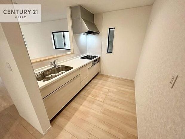 大人気の対面式システムキッチンを採用しています！ご家族のコミュニケーションが自然と増える設計です。お子様にも目が届くので嬉しいですね。収納力もあります！