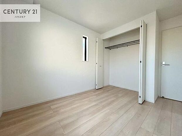 掃き出し窓がないお部屋は、お子様のお部屋としても安心です！収納スペースも充実しているので散らかったお部屋をサッと片付けられます！