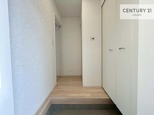 シューズボックス付きなので、玄関が片付きお掃除がしやすいです！スッキリした玄関で戸を開けた瞬間、清潔感のある心地いい空間が出迎えてくれます。