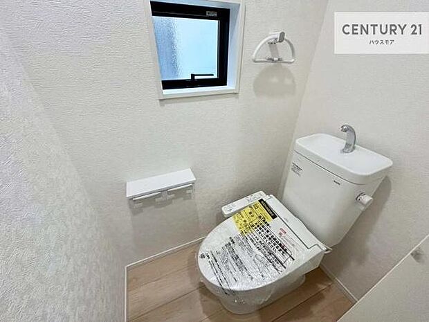 1・2階にトイレがございます！朝の忙しい時間帯も待たずにすみそうですね。白を基調とした清潔感のあるトイレでお手入れがしやすいです！