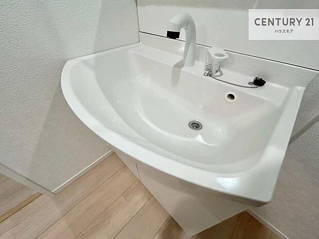 深い洗面台ボウルは、水が跳ねにくいのでお手入れが楽々！清潔感が保てます！キレイな洗面所で自分磨きのモチベーションが上がりますね！