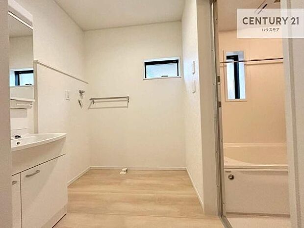 小窓付きの明るい洗面室です！湿気もすぐに入れ替えができて清潔に保つことができます！自然光が差し込むのでお化粧の仕上がりも良くなりますね！