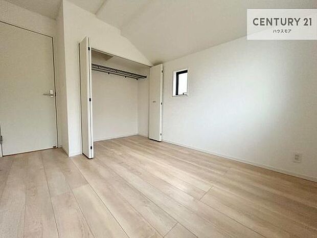 収納スペースがついています！居室をスッキリ整頓する事ができますね。家具を選ばないシンプルなデザインの為、家具を選ばずお気に入りの空間作りができそうですね。