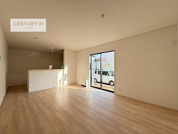 大きな窓からたっぷりの陽ざしが入る明るいリビング。開放感のあるリビングで家族団らんのくつろぎの時間を過ごせます。