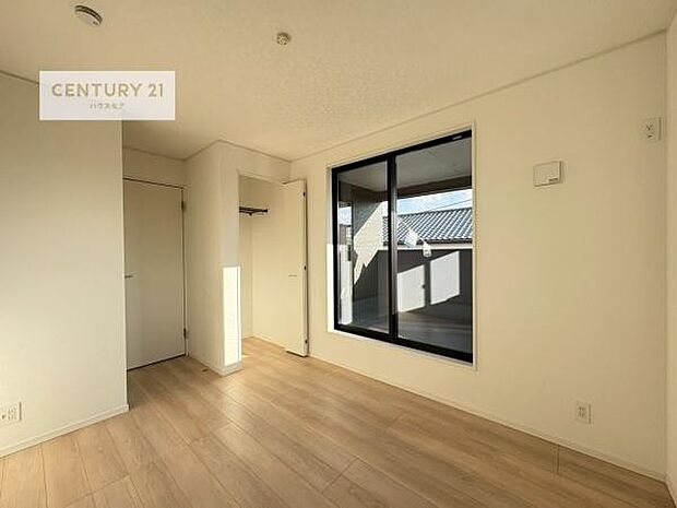 全居室に収納スペースを設け、衣類や季節物、趣味のアイテムまでしっかりと収まる設計。各部屋ごとに収納を確保することで、居住空間を広く使え、すっきりとした暮らしを実現します。