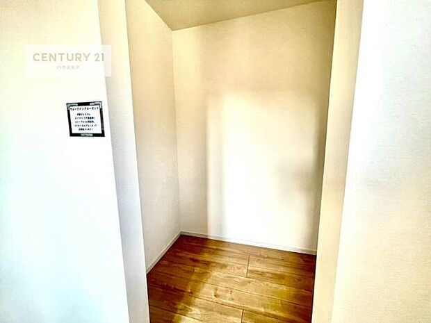 ウォークインクローゼット付きです。たくさんのお洋服などを収納しておけそうですね！他にも扇風機や加湿器など季節物の大きな家電も収納できます！