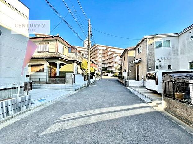 前面道路は6ｍ×4ｍ！明るく広々とした道路です！ぜひ現地にて陽当たりお確かめください！！