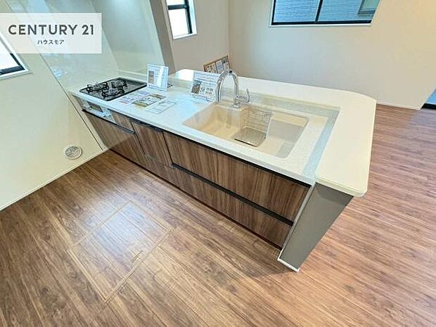 大人気の対面式システムキッチンを採用しています！ご家族のコミュニケーションが自然と増える設計です。お子様にも目が届くので嬉しいですね！広々使えて快適に作業が進みます。