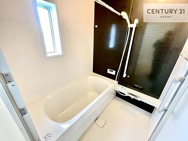 落ち着きある大人の雰囲気のバスルームは、味が出ていてバスタイムが充実！お仕事頑張っているご褒美にお好みの匂いの入浴剤を入れて、楽しんでみてはいかがでしょうか？